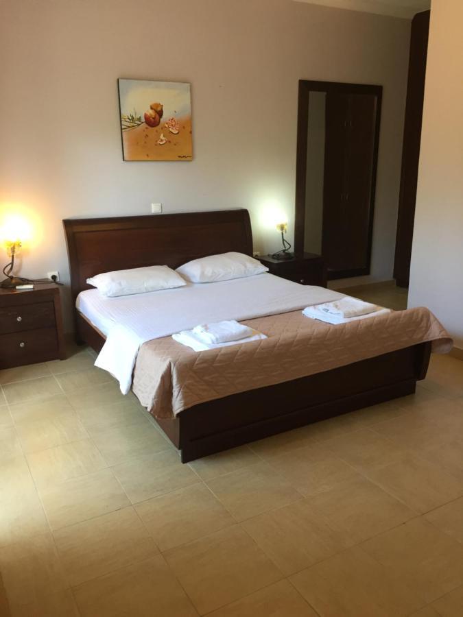 Petrino - Flat Location Within Kassiopi. Sleeps 8