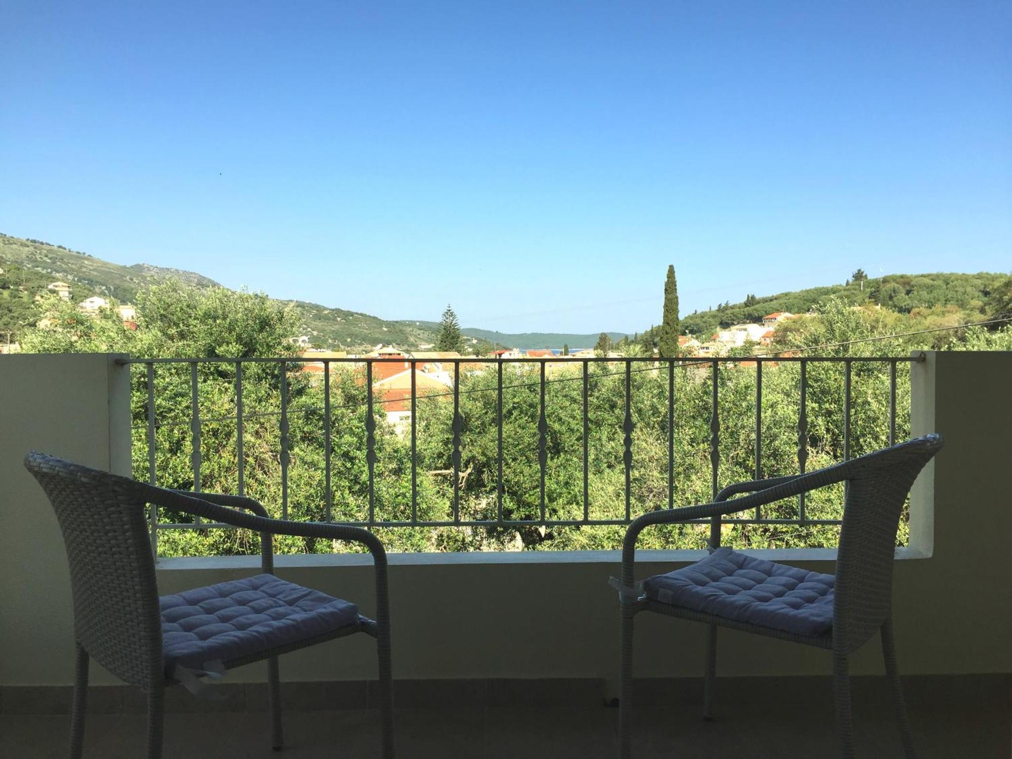 Petrino - Flat Location Within Kassiopi. Sleeps 8 *